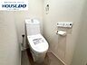 トイレ：シンプルで清潔感のあるトイレ空間。余分なものを置かなくても様になる、すっきりとした印象です。