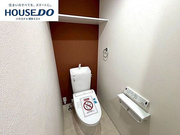 温水洗浄便座＋節水仕様。快適に使えて、水道代への配慮もある。トイレひとつにも、丁寧な設計が感じられます。