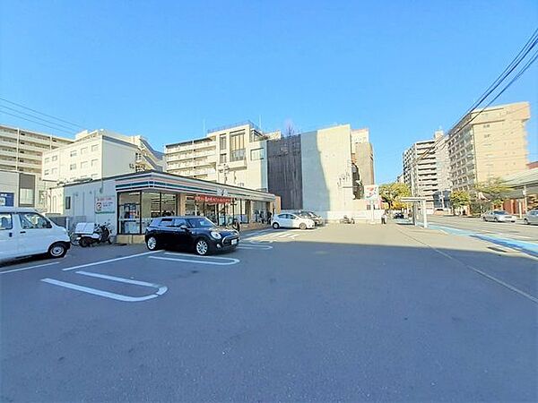 【セブンイレブン 博多竹下通り店】早朝、深夜など時間を気にせずお買い物。話題のスイーツや、期間限定のお惣菜など、要チェックです♪ 70m