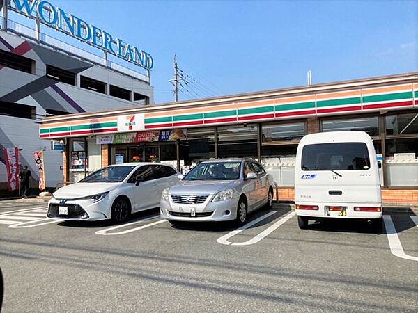 【セブンイレブン 大野城紫台店】早朝、深夜など時間を気にせずお買い物。話題のスイーツや、期間限定のお惣菜など、要チェックです♪ 400m