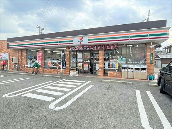 【セブンイレブン　福岡早見店】早朝、深夜など時間を気にせずお買い物。話題のスイーツや、期間限定のお惣菜など、要チェックです♪ 270m