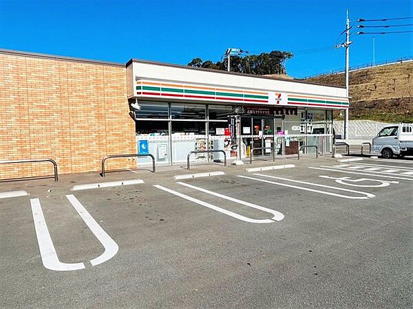 【セブンイレブン 篠栗産業団地前店】早朝、深夜など時間を気にせずお買い物。話題のスイーツや、期間限定のお惣菜など、要チェックです♪ 1900m