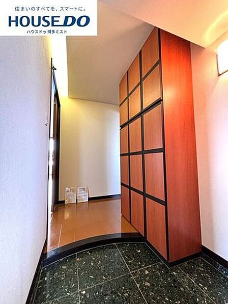家の第一印象をつくる玄関。広めのたたきと収納がしっかりあると、いつでも来客を迎えられる玄関をキープできます。