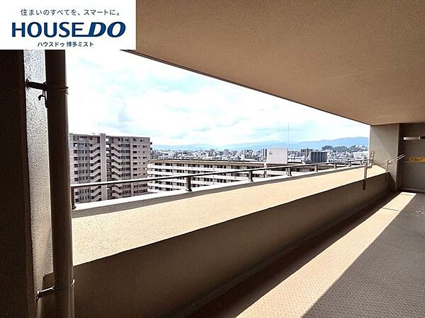 外の空気と光を感じられるバルコニー。部屋の中にいながら、空とつながれる場所があることの心地よさがあります。