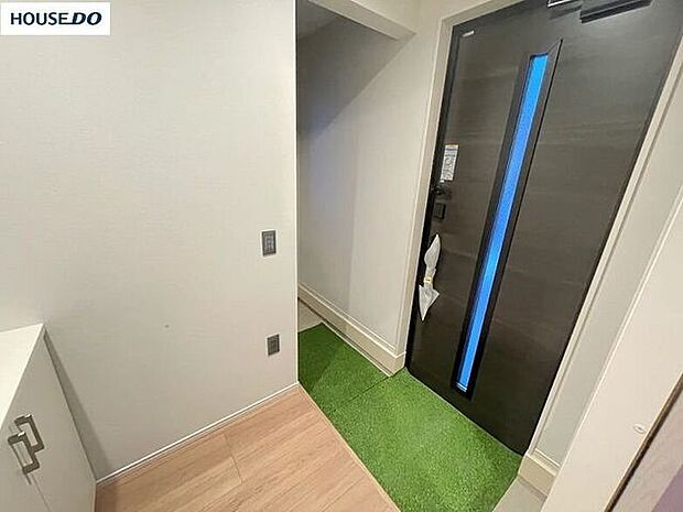 玄関は家の顔だからこそ、いつもスッキリ美しく！脇にシューズインクローゼットがあり、ベビーカーや外遊びのおもちゃ、雨具までまるごと収納できます。