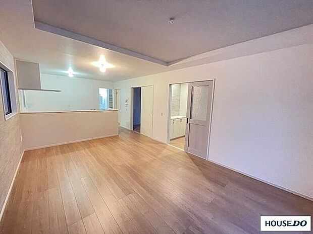 天井の一部を高くした折り上げ天井が、空間に奥行きと広がりを演出しています。料理をしながらリビング全体を見渡せる対面キッチンは、家族との繋がりを感じられる設計です。