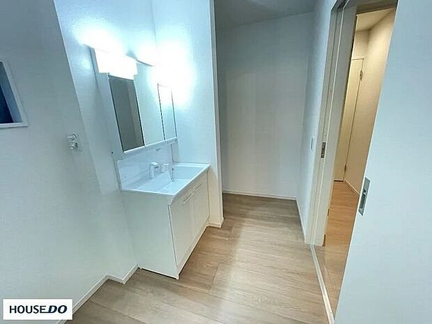 収納力のある三面鏡タイプの洗面台は、朝の身支度をスムーズにしてくれます 。