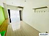 洋室：日差しが差し込む明るいお部屋です