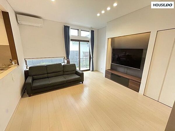（家具消し加工済み写真）お庭へと繋がる大きな掃き出し窓から、心地よい光が差し込む明るいLDK。