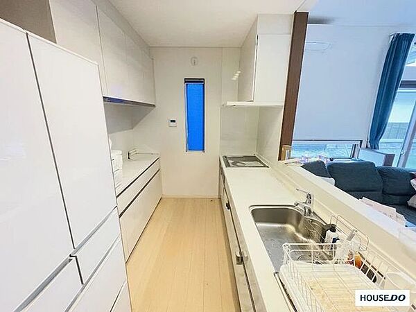 （家具消し加工済み写真）お部屋全体が見渡せる開放的な対面式キッチン。スタイリッシュなIHクッキングヒーター仕様で、お手入れもラクラク。大容量の背面収納（カップボード）も魅力です。