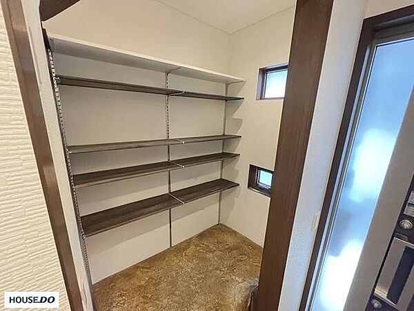 （家具消し加工済み写真）玄関には大容量のシューズインクローゼットを完備。ベビーカーやアウトドア用品、ゴルフバッグなどもそのまま置けて大変便利です。