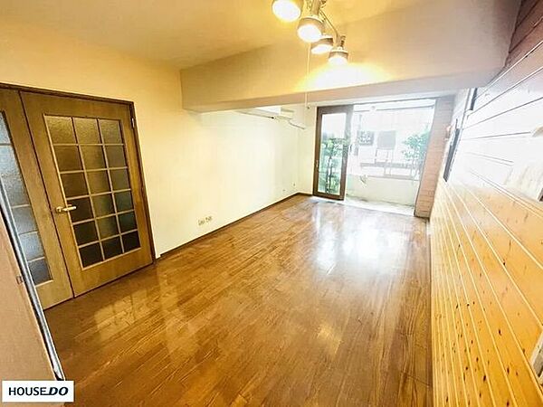 （家具消し加工済み写真）大きな窓からたっぷりと自然光が差し込む、明るく開放的なリビングダイニング。