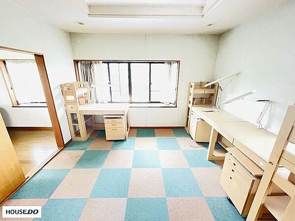 学習デスクを並べても余裕のある広さ！明るい陽光が差し込む2階洋室