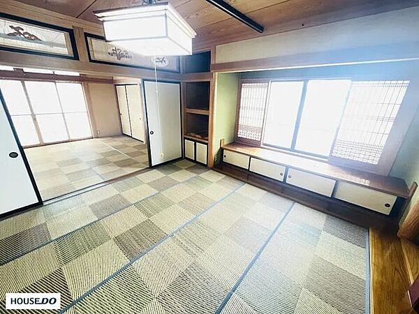 書院や床の間を備えた、落ち着きのある本格的な和室空間
