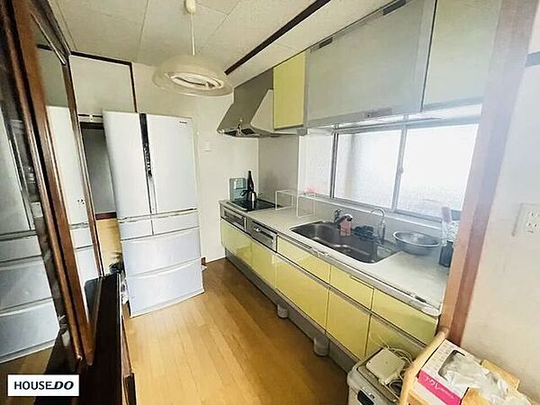 自然光がしっかり入る、作業スペース広々の明るいキッチン