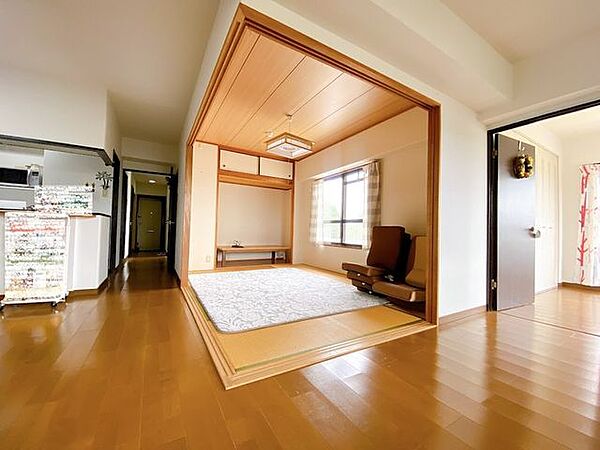 家具を配置しても広さを感じられる、ゆとりのあるLDKです。