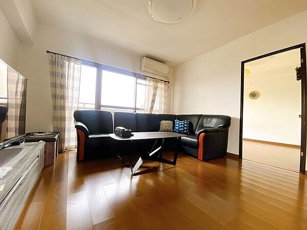 開口部に広い窓があり、採光・通風ともに多く取り込めます。