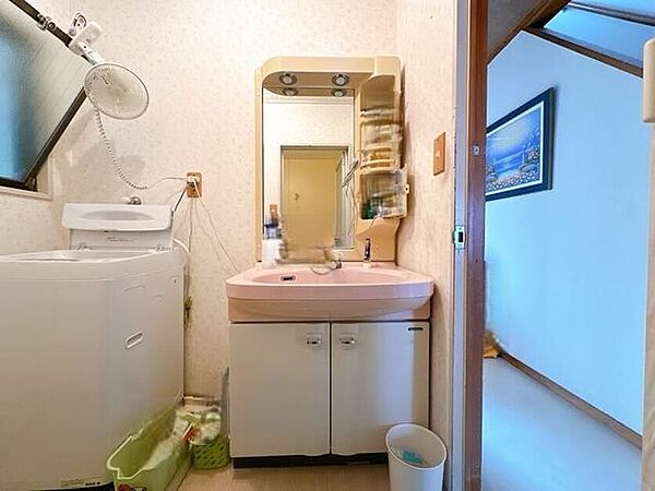 洗面所にも窓があり、明るい空間となっております。