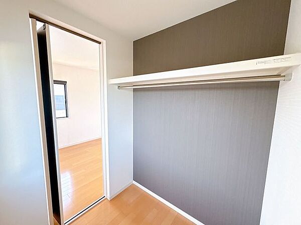 ウォークインクローゼットは高さのある荷物や洋服をたくさん収納できます。