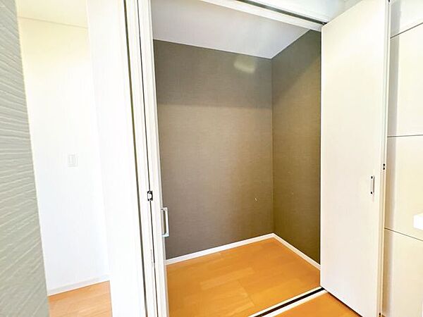 小物から大きな荷物まで収納ができ、お部屋を広く使って頂けます◎