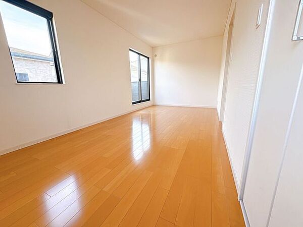窓から日が差す明るいお部屋です。