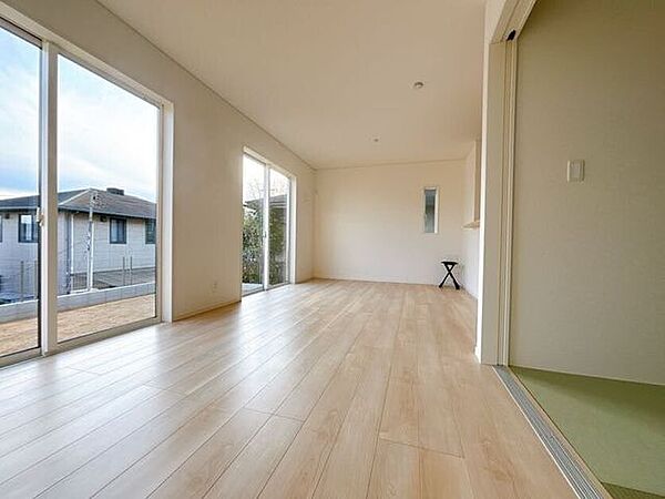 優しい色合いの室内です。統一感があり、空間がより広く感じられます。（新築当時の撮影写真）