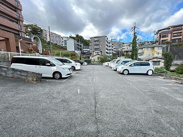 広々とした駐車場で車の出し入れもスムーズにできます。
