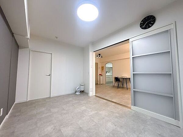 大きな窓から朝日が差し込み、目覚めのよい1日が迎えられそうです◎