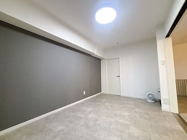 どんな家具にもフィットする床材カラーのお部屋です。