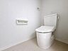トイレ：白を基調とした明るいトイレです。