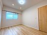 洋室：窓から日が差す明るいお部屋です。