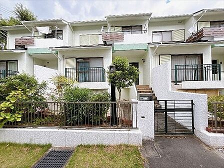 落ち着いた雰囲気の閑静な住宅街で環境の良い立地です。