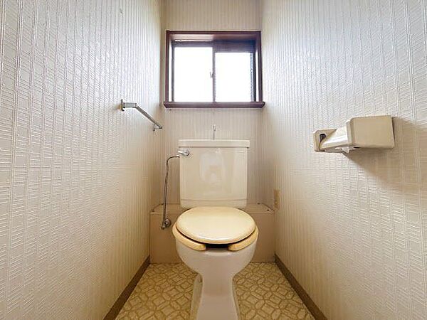 トイレにも窓があり、明るく通風良好です◎