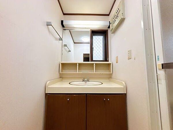 洗面所にも窓があり、明るい空間となっております。