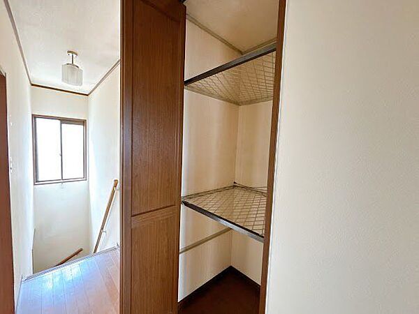 お部屋がすっきり片付く収納スペースがあります。