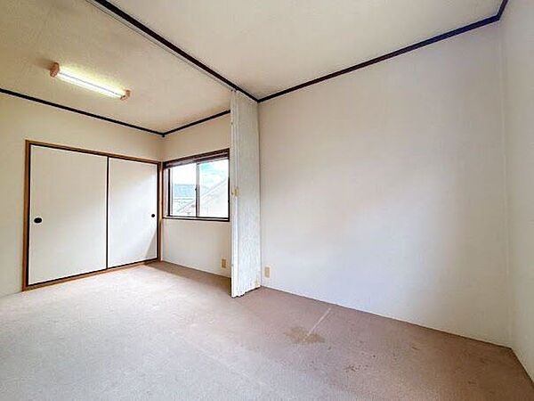 大きな窓から朝日が差し込み、目覚めのよい1日が迎えられそうです◎