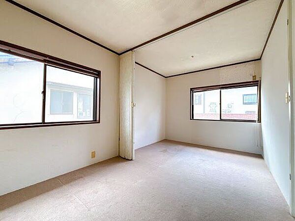 窓から風を感じられる快適なお部屋です。