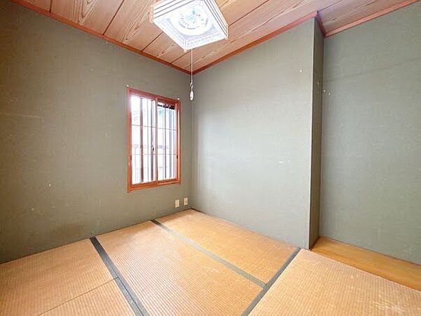 足をのばしてくつろげる明るい和室です。