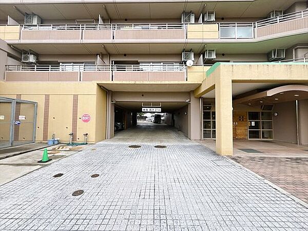 前面道路が広く、毎日の通行も快適です。