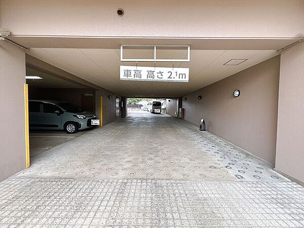 雨や風から守ってくれる屋根付き駐車場が付いております。