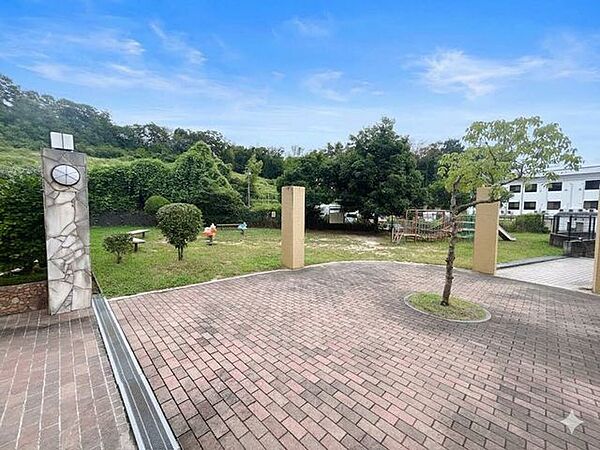 公園の多い地域です。お気に入りの家から足を少し伸ばして、お散歩などでゆったり過ごす時間も有意義です。