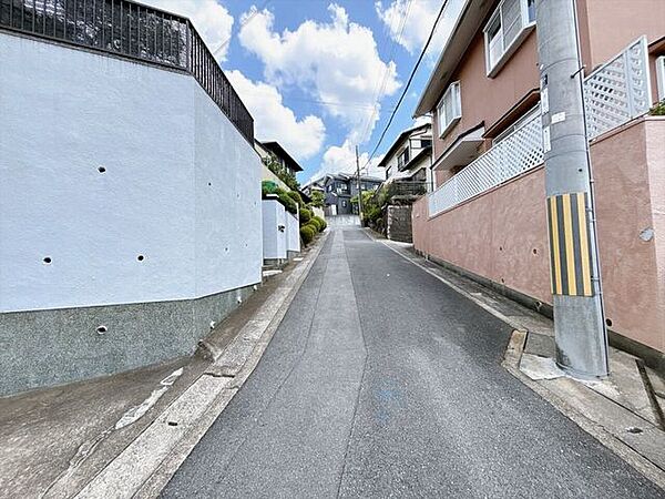 落ち着いた雰囲気の閑静な住宅街で環境の良い立地です。
