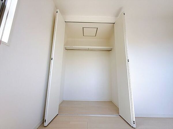 小物から大きな荷物まで収納ができ、お部屋を広く使って頂けます◎