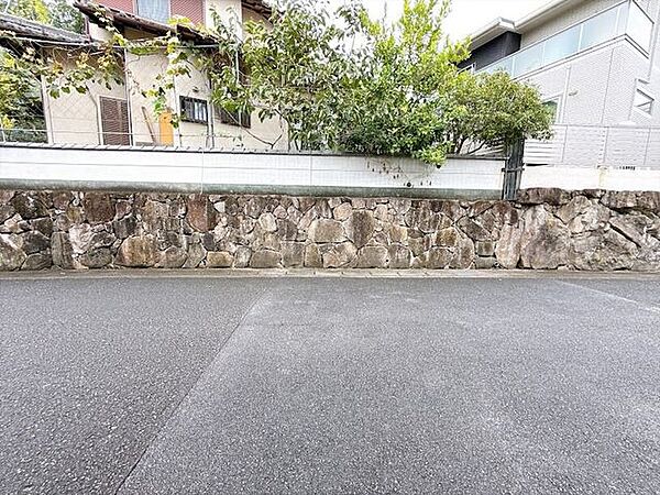 住宅地のため周辺は車の通行量も少なく、通期・登園・通学・ショッピングなど日々の往来も快適です。