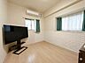 洋室：色合いに統一感のある、落ち着いた雰囲気のお部屋です。