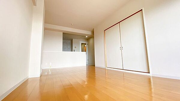 窓から日が差す明るいお部屋です◎