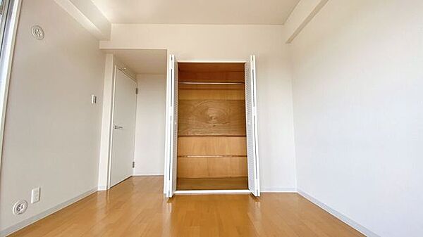 クローゼット付きの洋室。お部屋がすっきり片付きます。