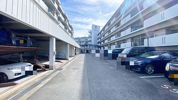 敷地内に平置きと機械式の駐車場があるマンションです。