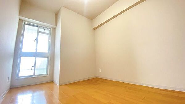 窓から日が差す明るいお部屋です。