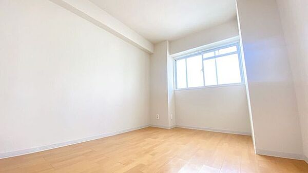 白を基調にした内装で空間がより広く感じられるお部屋です。